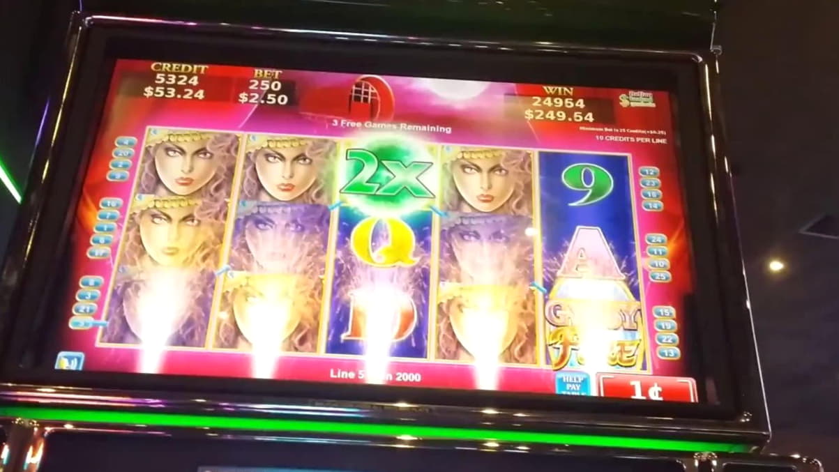 200 Free casino spins at Royal Panda Casino